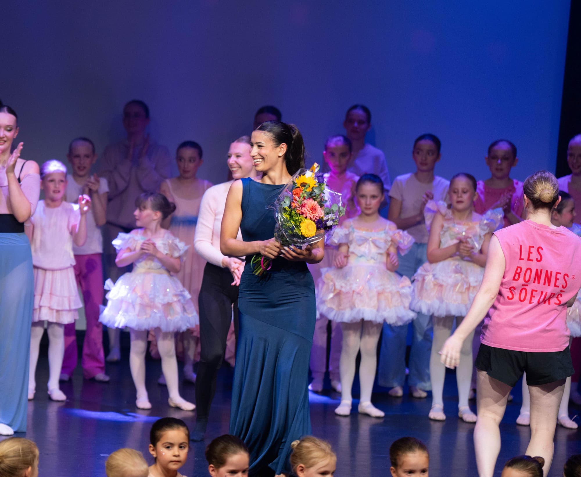 Aya Courouble, bouquet en main, entourée de ses élèves au gala
